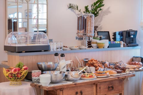 Daily buffet breakfast (EUR 27 per person)