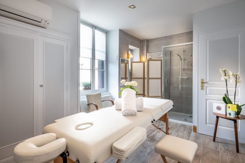 Couples treatment rooms, sauna, steam room, massages