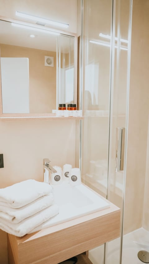 Standard Double Room | Bathroom | Deep soaking tub, free toiletries, hair dryer, towels
