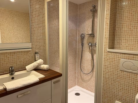 Classic Double Room | Bathroom | Hair dryer, towels, soap, shampoo