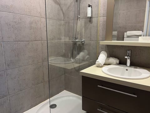 Comfort Double Room | Bathroom | Hair dryer, towels, soap, shampoo