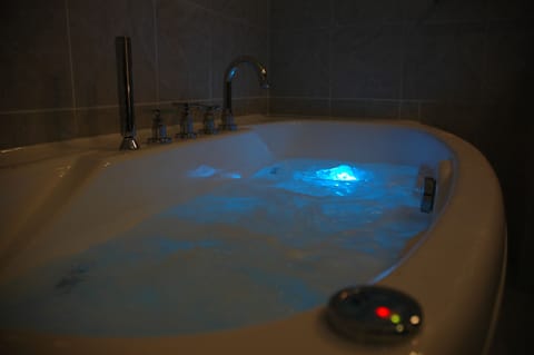 Double Room | Bathroom | Shower, eco-friendly toiletries, hair dryer, bidet