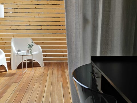 Desk, laptop workspace, free WiFi