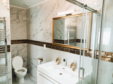 Deluxe Single Room | Bathroom | Free toiletries, hair dryer, towels, soap