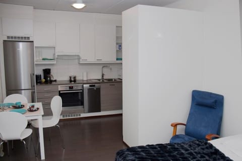 Comfort Studio, 1 Queen Bed, Courtyard View | Soundproofing, iron/ironing board, free WiFi