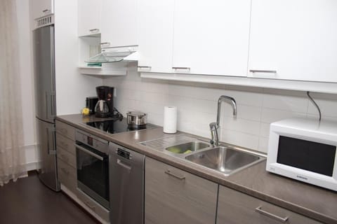 Comfort Studio, 1 Queen Bed, Courtyard View | Private kitchen | Electric kettle