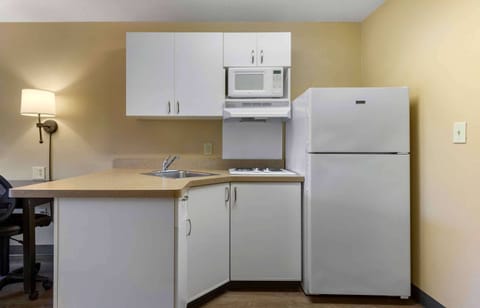 Full-size fridge, microwave, stovetop, coffee/tea maker