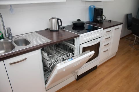 Deluxe Apartment, 2 Bedrooms, Lake View | Private kitchen