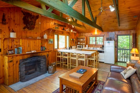 Premium Cabin, 2 Bedrooms, Fireplace, Lake View | In-room dining