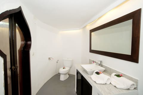 1 Bedroom Garden Villa | Bathroom | Shower, free toiletries, towels, soap