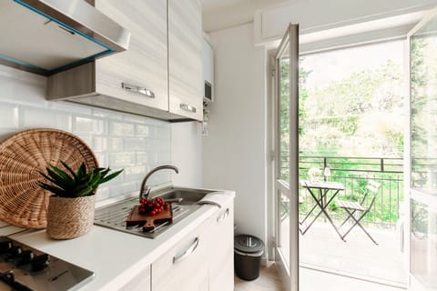 Apartment, Hill View | Premium bedding, down comforters, desk, iron/ironing board