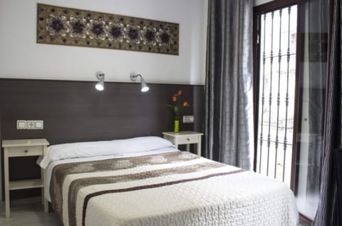 Single Room, Private Bathroom | Desk, free WiFi, bed sheets