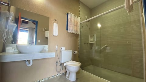 Deluxe Duplex | Bathroom | Shower, free toiletries, hair dryer, towels