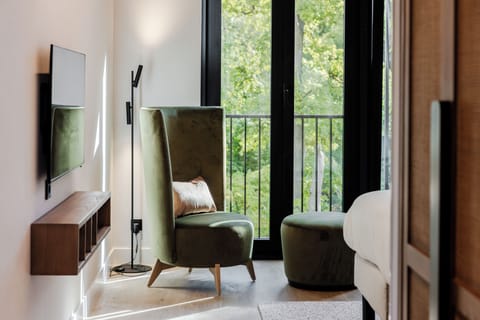 Premium bedding, minibar, in-room safe, soundproofing