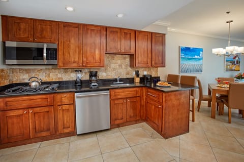 Studio Suite, Kitchen, Golf View | 1 bedroom, in-room safe, blackout drapes, iron/ironing board