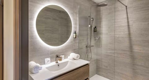 Standard Room, 1 King Bed, Non Smoking (with Single Sofabed) | Bathroom | Free toiletries, hair dryer, towels, soap