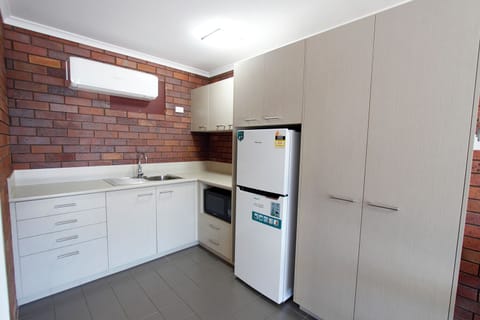 Superior Twin Room | Private kitchen | Fridge, microwave, electric kettle