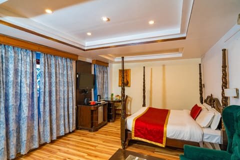 Deluxe Room, 1 Double Bed | Minibar, desk, laptop workspace, free WiFi