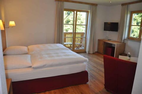 Standard Double Room | Minibar, in-room safe, desk, soundproofing