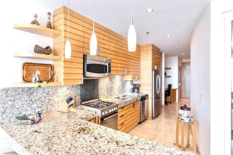 Deluxe Condo, Balcony, Lake View | Private kitchen | Cookware/dishes/utensils