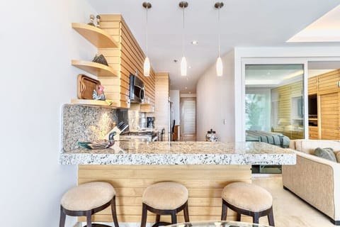 Deluxe Condo, Balcony, Lake View | Private kitchen | Cookware/dishes/utensils