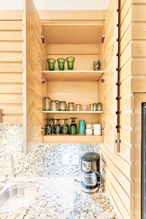 Deluxe Condo, Balcony, Lake View | Private kitchen | Cookware/dishes/utensils