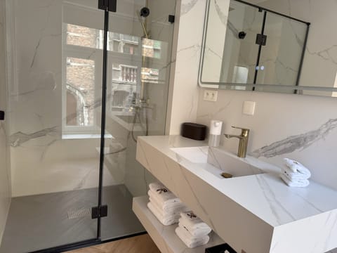 Deluxe Room Kingsize Bed 2 | Bathroom | Shower, hair dryer, bathrobes, towels