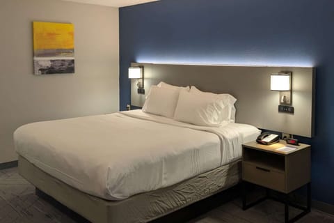 Pillowtop beds, in-room safe, desk, laptop workspace