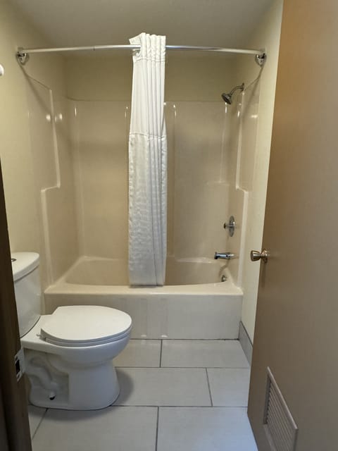 Combined shower/tub, hair dryer, towels