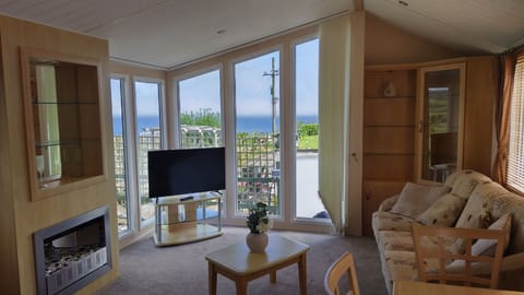 Deluxe Chalet, 3 Bedrooms, Kitchen | Living area | Fireplace, toys