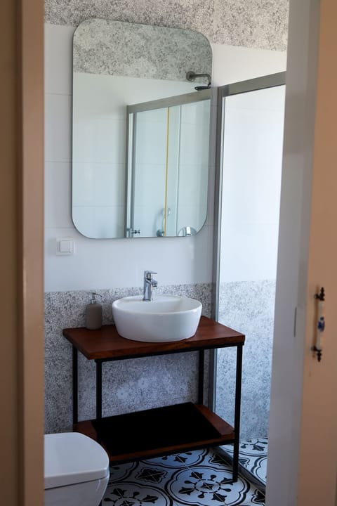 Deluxe Room | Bathroom | Shower, hair dryer, slippers, towels