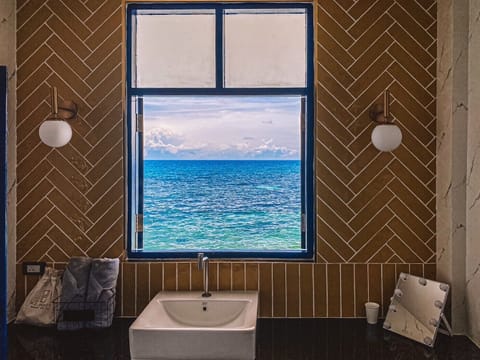 Villa Beach Front | Bathroom | Shower, free toiletries