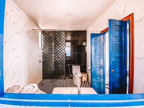 Villa Beach Front | Bathroom | Shower, free toiletries