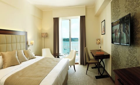 Executive Double Room Sea View/Balcony | 1 bedroom, hypo-allergenic bedding, minibar, in-room safe