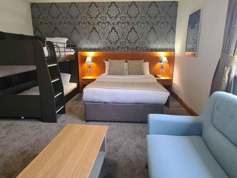 Family Room | Desk, free WiFi