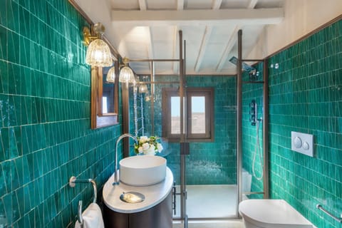 Deluxe Double Room | Bathroom | Hair dryer, slippers, bidet, towels