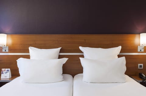 Standard 2 Singles Non Smoking | Desk, blackout drapes, soundproofing, iron/ironing board