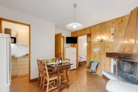 Standard Apartment, Multiple Bedrooms (Appartamento Vecchio Gad) | Living room | 21-inch flat-screen TV with cable channels