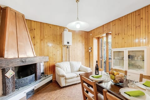 Standard Apartment, Multiple Bedrooms (Appartamento Vecchio Gad) | Living room | 21-inch flat-screen TV with cable channels