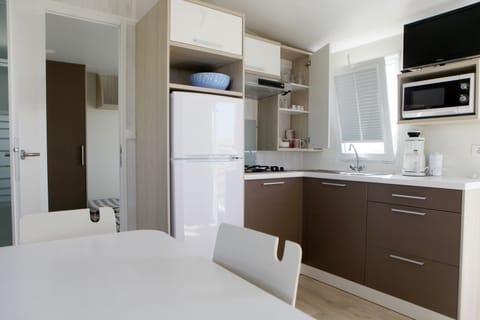 Mobile Home, 2 Bedrooms, Private Bathroom (Linen Excluded) | Private kitchen | Fridge, cookware/dishes/utensils