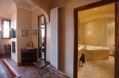 Deluxe Room, Garden View | Bathroom | Rainfall showerhead, free toiletries, hair dryer, bathrobes