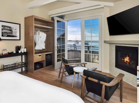 Premier Double Room, 1 King Bed, Fireplace, Bay View | Free WiFi, bed sheets