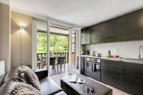 Standard Apartment, 2 Bedrooms, Mountainside (Boutique Apartment Limone Ski In Ski) | Living area | 21-inch TV with cable channels