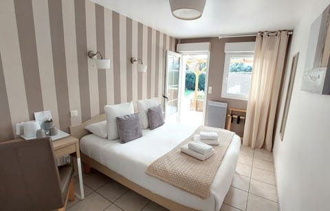 Chambre Double CONFORT | In-room safe, desk, blackout drapes, iron/ironing board