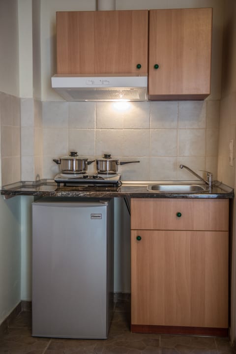 Studio | Private kitchen | Fridge, stovetop, cookware/dishes/utensils