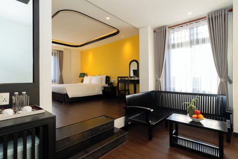 Executive Suite, 1 Queen Bed, City View | Hypo-allergenic bedding, minibar, in-room safe, desk