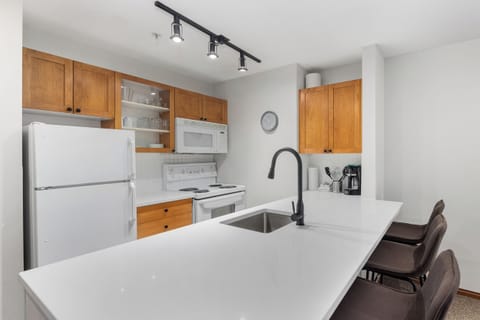 Townhome, 1 Bedroom, Hot Tub (GR65) | Private kitchen | Fridge, microwave, oven, stovetop