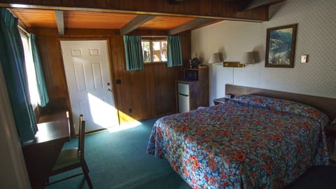 Classic Room, 1 Queen Bed, Non Smoking, Courtyard View | Pillowtop beds, desk, blackout drapes, rollaway beds