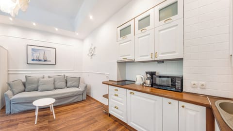 Apartment (1A) | Private kitchen | Fridge, stovetop, electric kettle, cookware/dishes/utensils