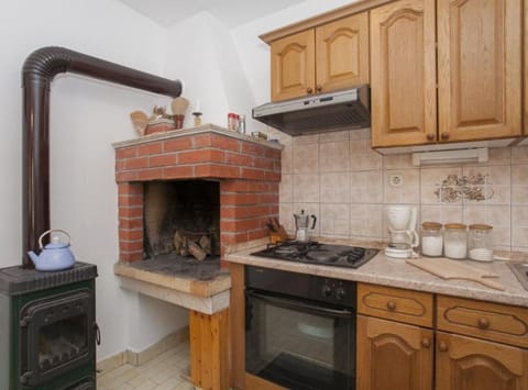 House (House B - 45 m from The Sea) | Private kitchen | Fridge